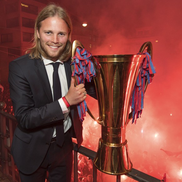 Birkir Bjarnason des FC Basel feiert mit dem Pokal und mit den Fans den Meistertitel auf dem Barfuesserplatz in Basel in der Nacht auf Donnerstag, 26. Mai 2016. Der FC Basel hat zum siebten Mal in Fol ...