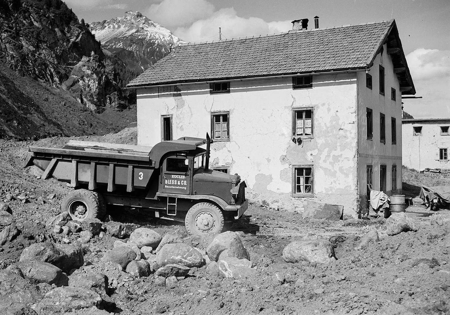 Umsiedlungsaktion von Marmorera. Das Bild wurde 1952 aufgenommen.
https://ba.e-pics.ethz.ch/catalog/ETHBIB.Bildarchiv/r/746622/viewmode=infoview/qsr=marmorera
