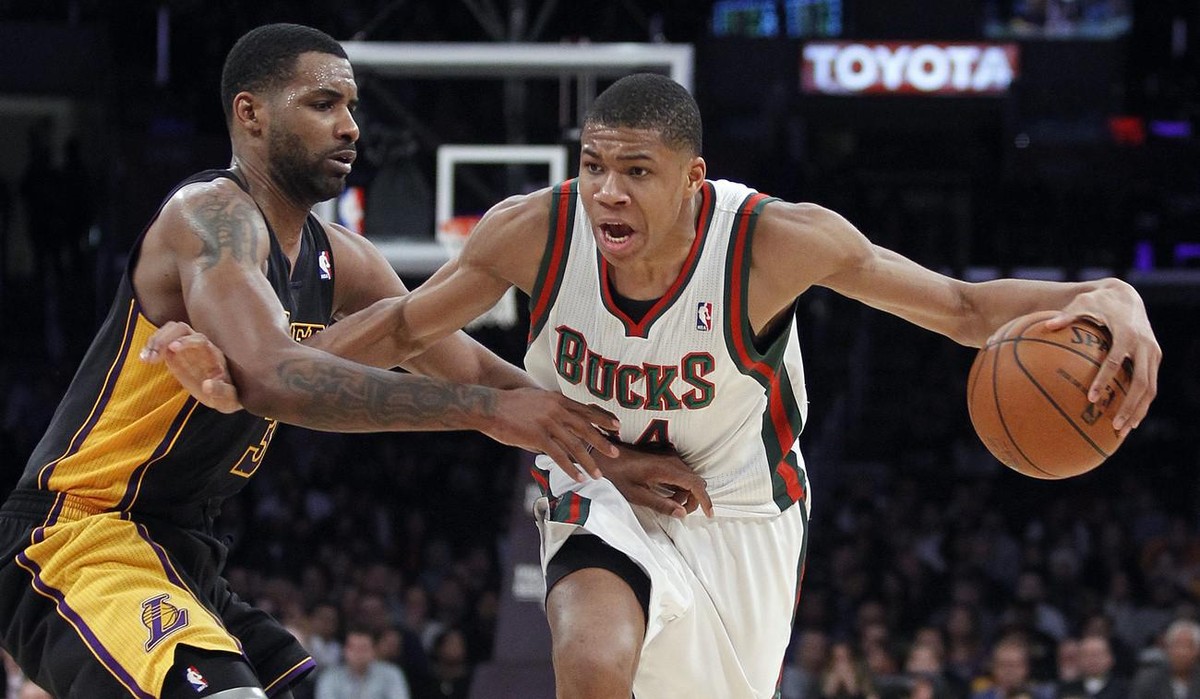 Antetokounmpo 2013 im Duell mit Shawne Williams von den LA Lakers.
