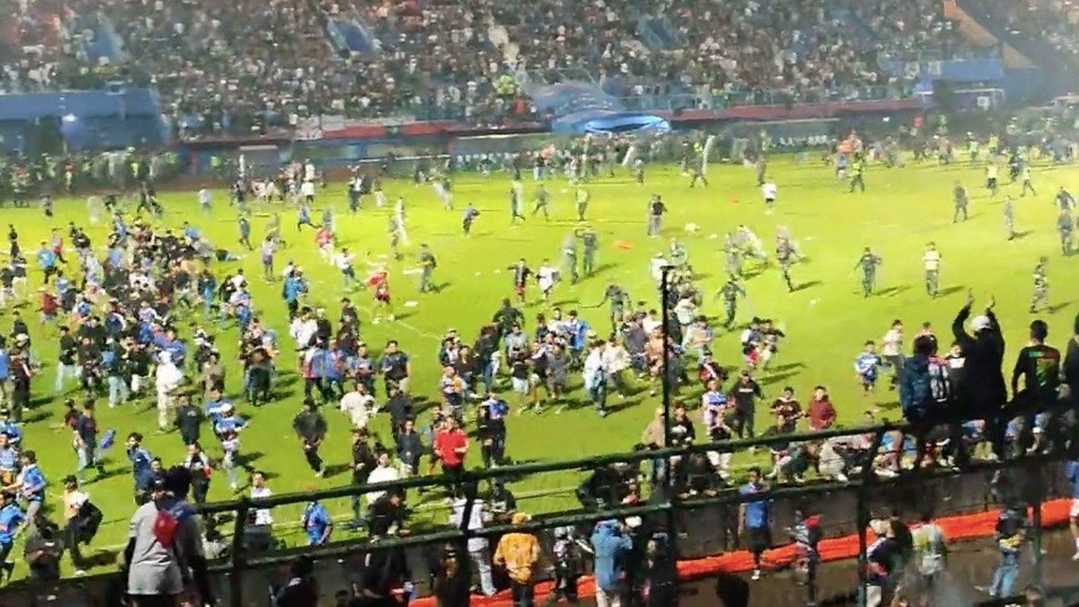 125 tewas setelah kepanikan massal saat pertandingan sepak bola di Indonesia