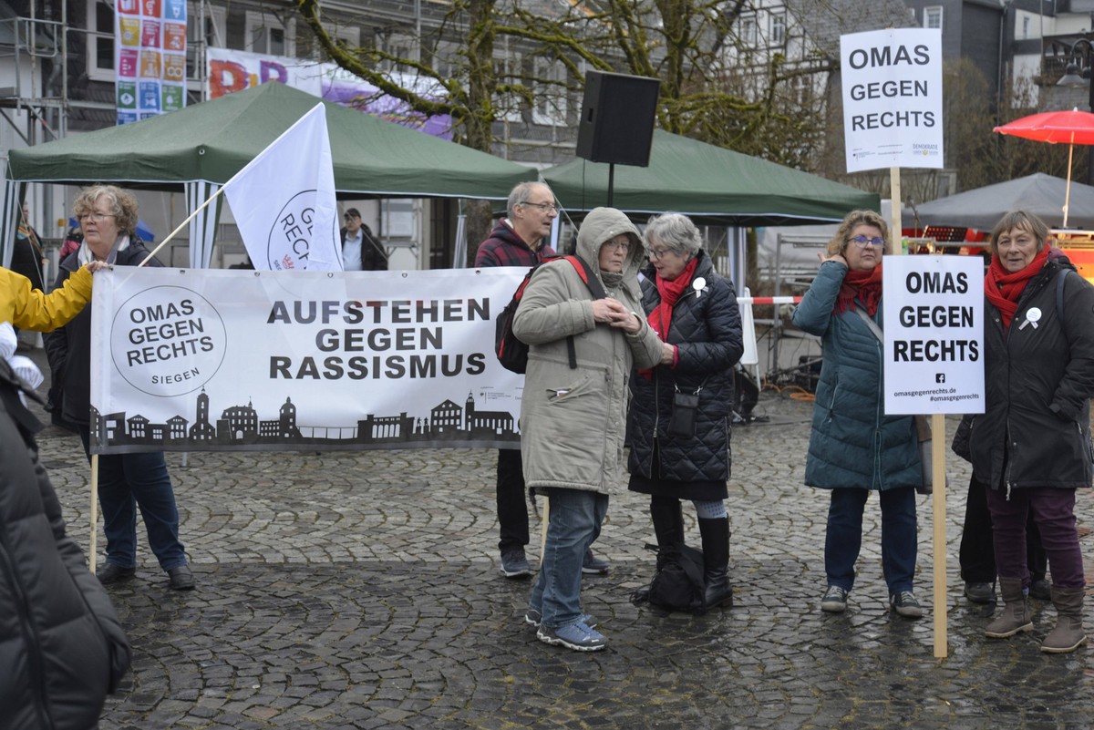 Omas gegen Rechts und Rassismus Kundgebung gegen Rechts, AfD, Rassismus, Provinz, Bad Berleburg, Nordrhein-Westfalen Bad Berleburg NRW Germany *** Grandmas against the right and racism Rally against t ...