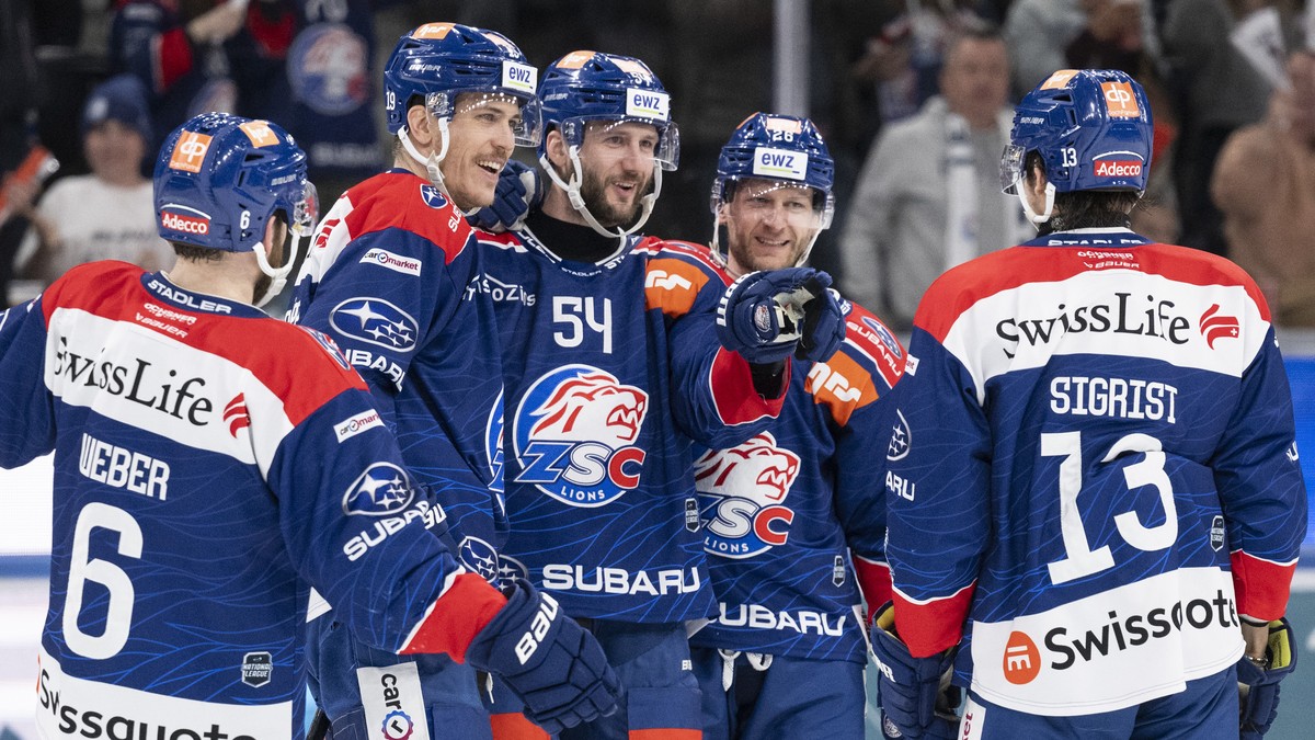 Christian Marti (ZSC), Mitte, jubelt nach seinem 2:0 Tor im dritten Halbfinal Playoff Eishockeyspiel der National League zwischen den ZSC Lions und dem EV Zug, am Samstag, 6. April 2024, in der Swiss  ...