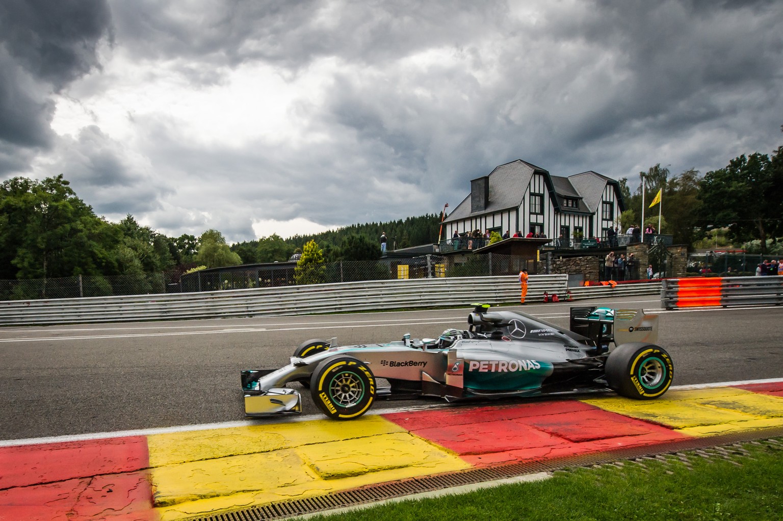 Nico Rosberg lässt der Konkurrenz im Qualifying von Spa keinen Stich.