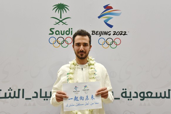 Fayik Abdi mit dem Motto der Olympischen Spiele in Peking: «Gemeinsam für eine geteilte Zukunft.»