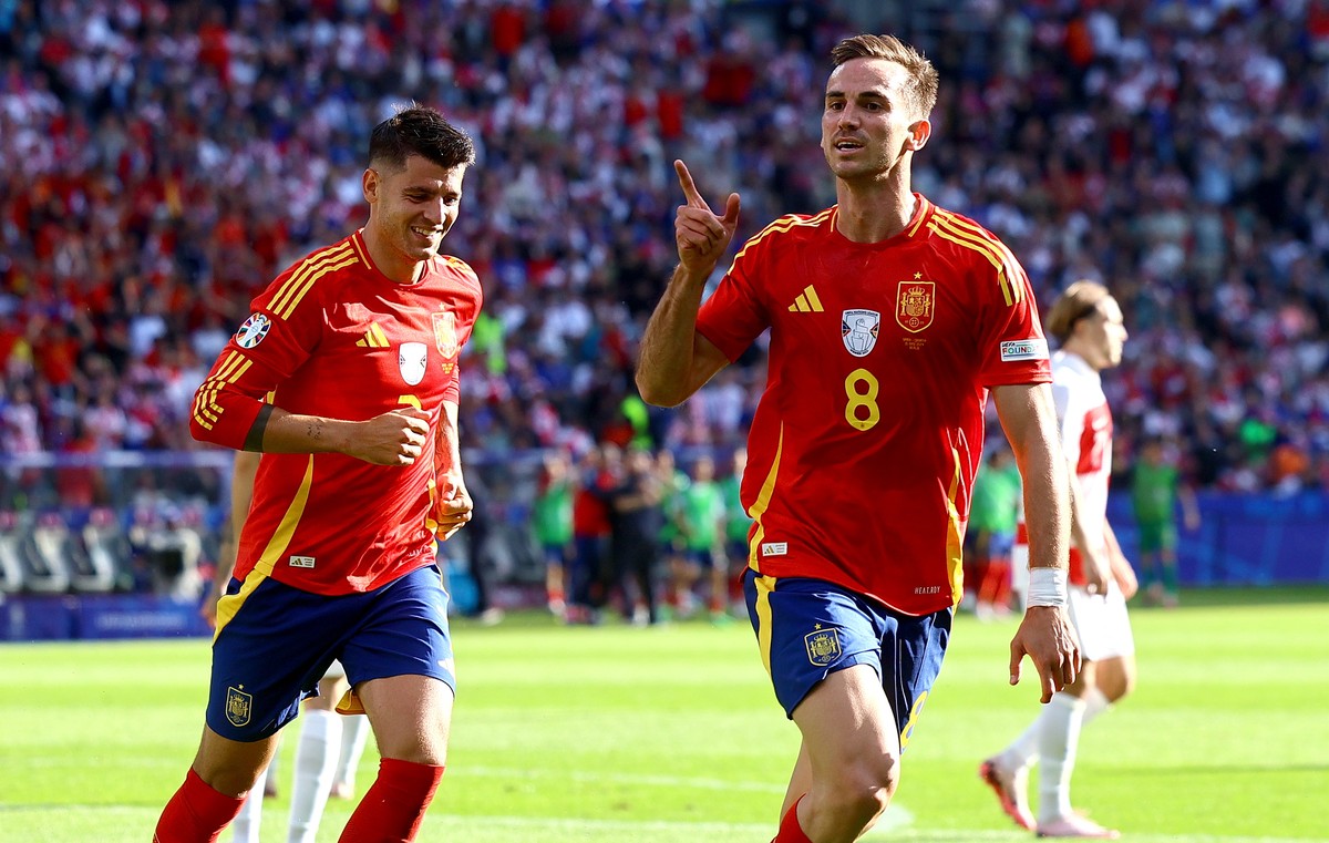 epa11413008 Fabian Ruiz (C) of Spain celebrates after scoring his team's second goal during the UEFA EURO 2024 group B match between Spain and Croatia in Berlin, Germany, 15 June 2024. EPA/FILIP  ...
