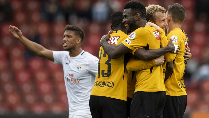 Die Berner jubeln im Fussball Meisterschaftsspiel der Super League zwischen dem FC Zuerich und dem BSC Young Boxs im Letzigrund, am Sonntag, 6. Oktober 2019 in Zuerich. (KEYSTONE/Ennio Leanza)