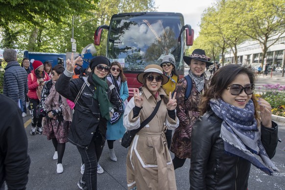 Touristen der 4&#039;000 Personen grossen chinesischen Reisegruppe der Kosmetikfirma &quot;Jeunesse Global&quot; treffen auf dem Inseli in Luzern ein, am Montag, 13. Mai 2019. (KEYSTONE/Urs Flueeler)