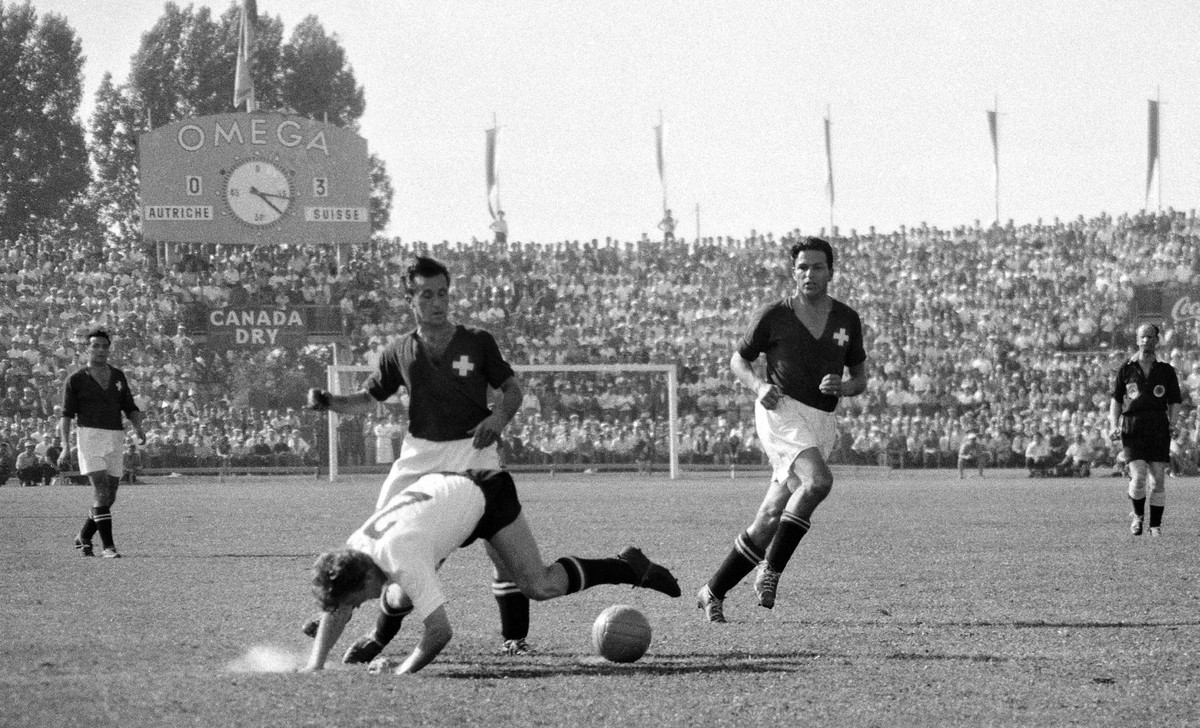 ARCHIV  ZUR SCHWEIZER NATIONALMANNSCHAFT AN DER FUSSBALL WM 1954 IN DER SCHWEIZ STELLEN WIR IHNEN FOLGENDES BILDMATERIAL ZUR VERFUEGUNG - Ein oesterreichischer Spieler stuerzt bei einem Kampf um den  ...