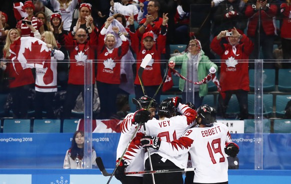 epa06560684 Players of Canada celebrate after scoring the opening goal during the Men&#039;s Ice Hockey bronze medal game between Czech Republic and Canada at the Gangneung Hockey Centre during the Py ...