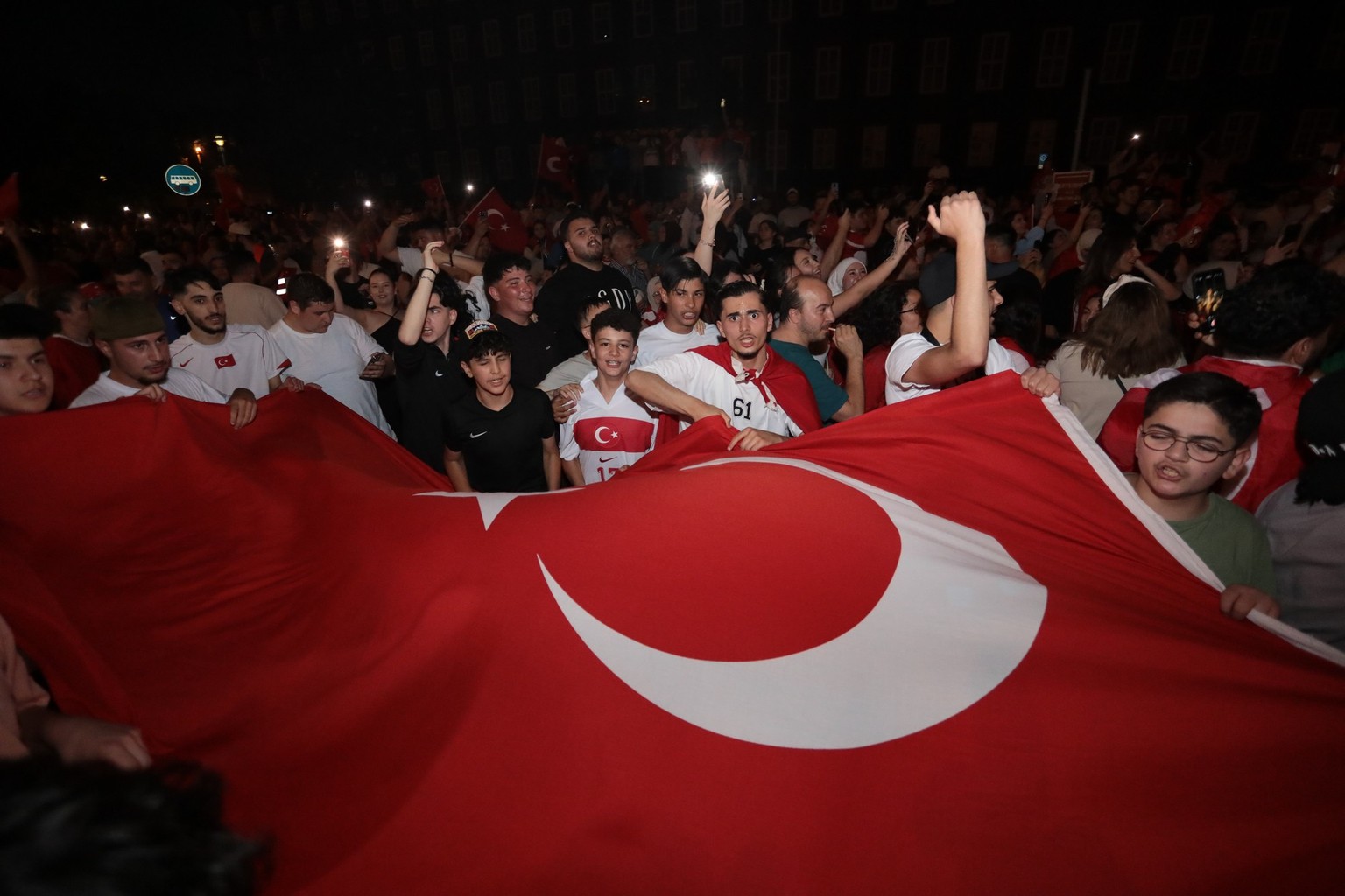 EM 2024 : 3. EM-Spiel: Tuerkei gegen Tschechien. Feiernde Fans in Duisburg Marxloh ** NUR FUeR REDAKTIONELLE ZWECKE ** EDITORIAL USE ONLY **&lt;p&gt;EM 2024 : 3. EM-Spiel: Tuerkei gegen Tschechien. Fe ...