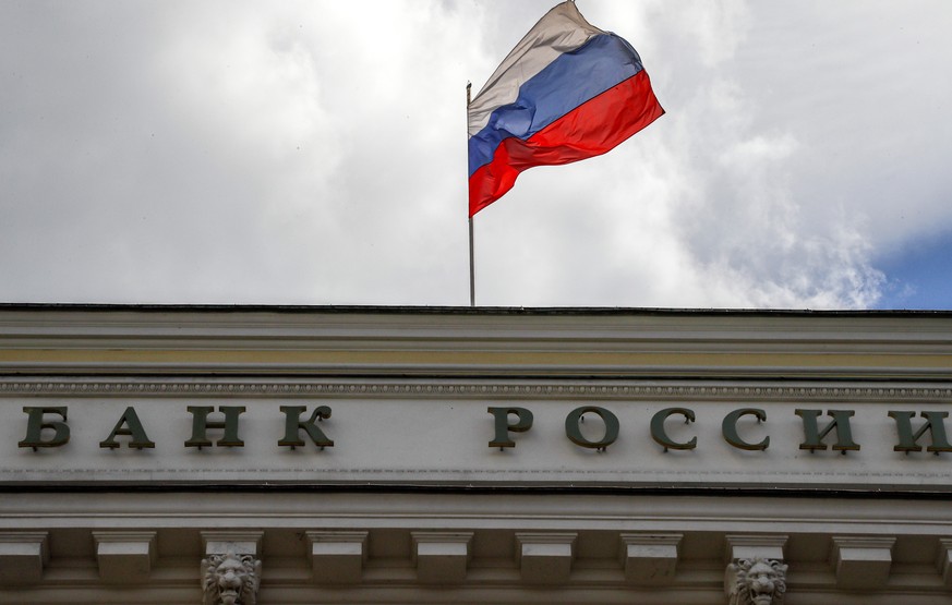 epa10086117 The Russian flag flies atop the Russian Central Bank&#039;s headquarters in Moscow, Russia, 22 July 2022. The central bank&#039;s Board of Directors decided to cut the key rate by another  ...