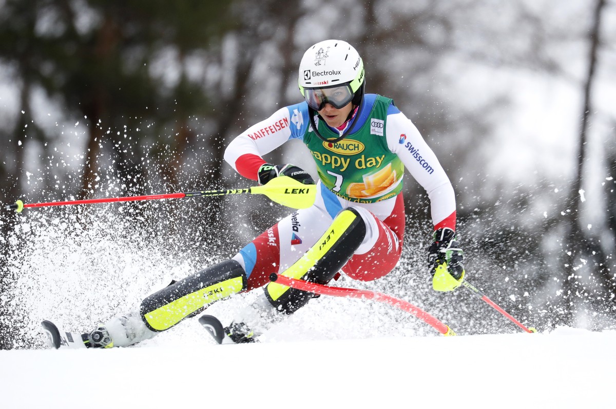 epa07337852 Wendy Holdener of Switzerland in action during the first run of the women's Slalom race of the FIS Alpine Skiing World Cup in Maribor, Slovenia, 02 February 2019. EPA/ANTONIO BAT