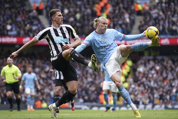 Manchester City&#039;s Erling Haaland, right, challenges for the ball with Newcastle&#039;s Sven Botman during the English Premier League soccer match between Manchester City and and Newcastle, at the ...