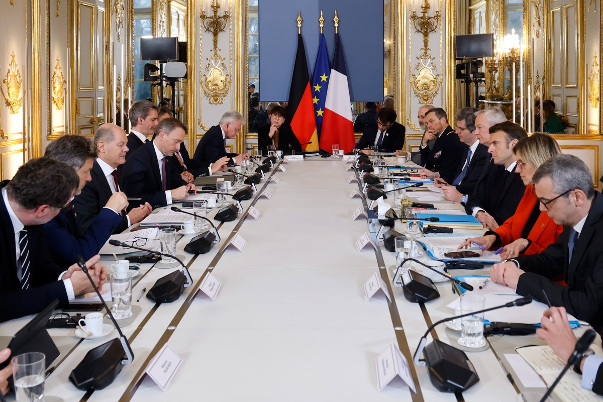 epa10423150 France's President Emmanuel Macron (3-R) and German Chancellor Olaf Scholz (3-L) attend a working session as part of the celebration of the 60th anniversary of the signing of the Elys ...