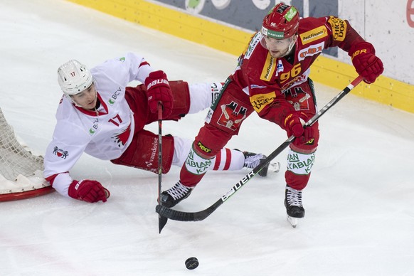 Tigers Andrea Glauser, rechts, kaempft um den Puck gegen Lausannes Ken Jaeger, links, waehrend dem Meisterschaftsspiel der National League zwischen den SCL Tigers und dem HC Lausanne, am Mittwoch, 24. ...