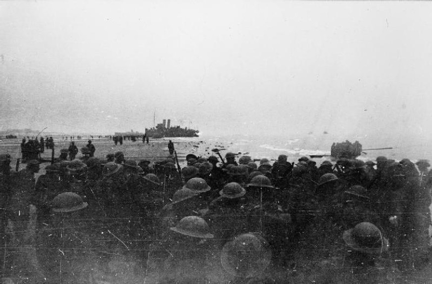 Männer des zweiten Royal Ulster Rifles Regiments warten bei Bray Dunes, nahe Dünkirchen auf ihre Evakuierung, Mai 1940