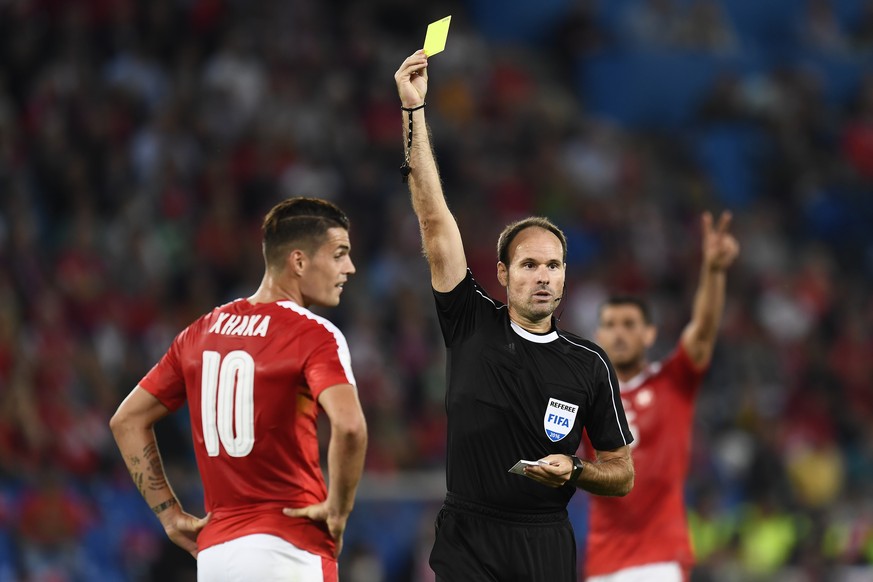 06.09.2016; Basel; Fussball WM Quali - Schweiz - Portugal;
Schiedsrichter Antonio Mateu Lahoz (ESP) zeigt Granit Xhaka (SUI) die gelbe Karte
 (Urs Lindt/freshfocus)