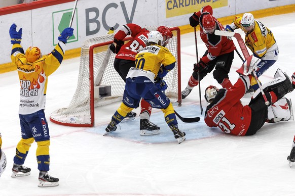 Top Scorer PostFinance Valentin Nussbaumer (HCD), left, celebrates his goal after scoring the 0:1, during the fifth leg of the National League regular season game of the Swiss Championship between Lau ...