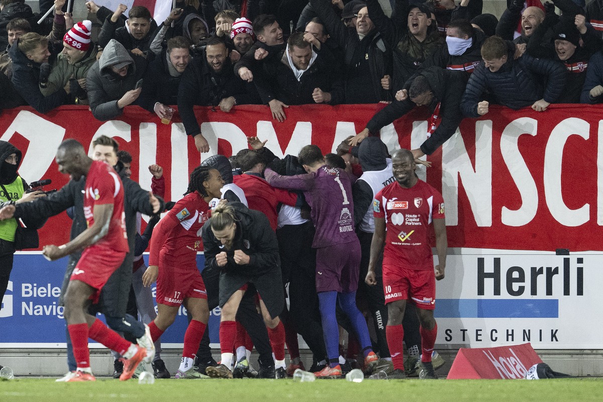 Biels Spieler und Fans feiern den Sieg im Fussball Schweizer Cup Viertelfinale zwischen dem FC Biel und dem FC Lugano, am Mittwoch, 26. Februar 2025, in der Tissot Arena in Biel. (KEYSTONE/Peter Schne ...
