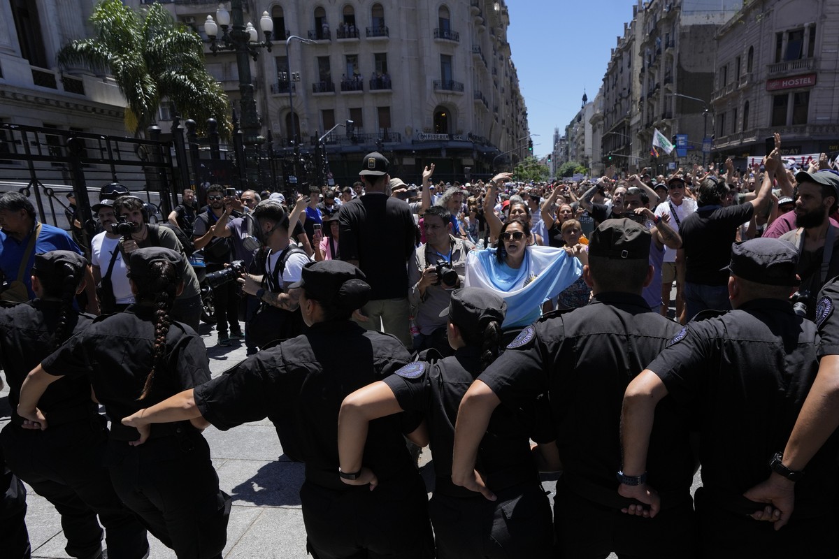 Police stand guard outside Congress where protesters marched to protest economic and labor reforms proposed by the government of Argentina's President Javier Milei, during a national strike in Bu ...
