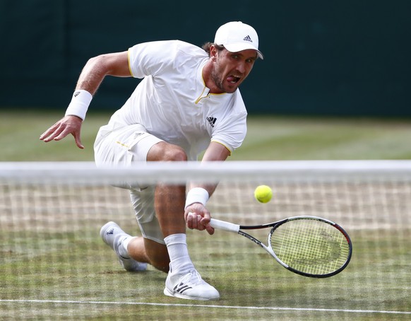 epa06076820 Mischa Zverev of Germany returns to Roger Federer of Switzerland in their third round match during the Wimbledon Championships at the All England Lawn Tennis Club, in London, Britain, 08 J ...