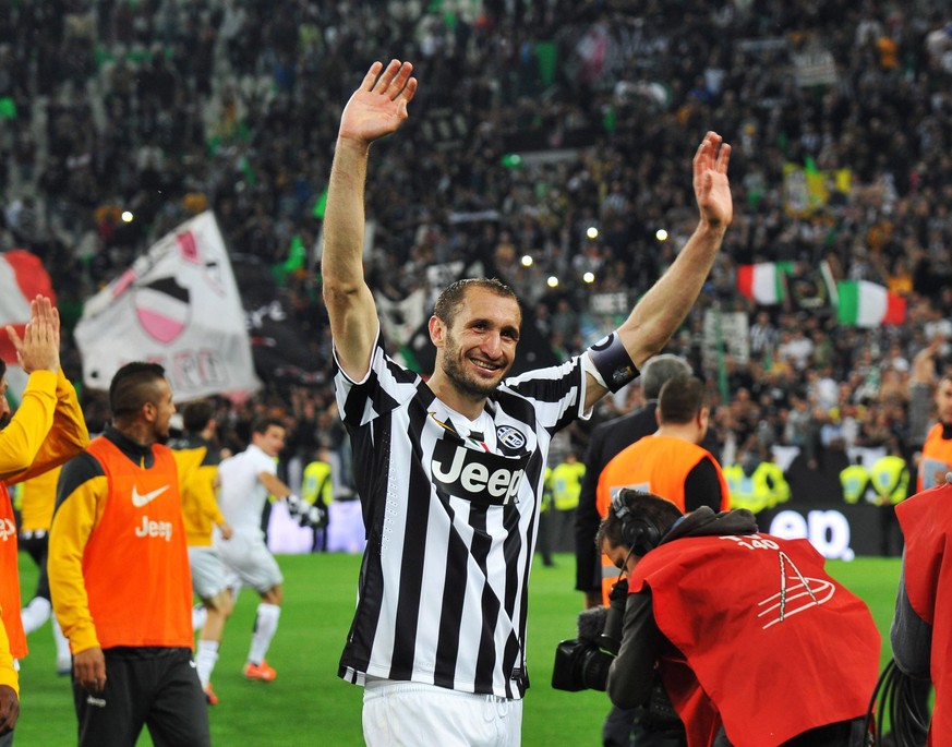 Giorgio Chiellini jubelt den Fans zu.