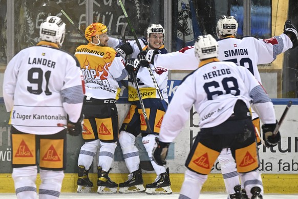 Der Zuger (Nr. 15) jubelt nach seinem 1:1 Ausgleichstreffer und daneben der Zuger PostFinance Top Scorer Jan Kovar (CZE) in Spiel 4 des Playoff 1/2 Final Eishockeyspiels der National League beim Eisho ...