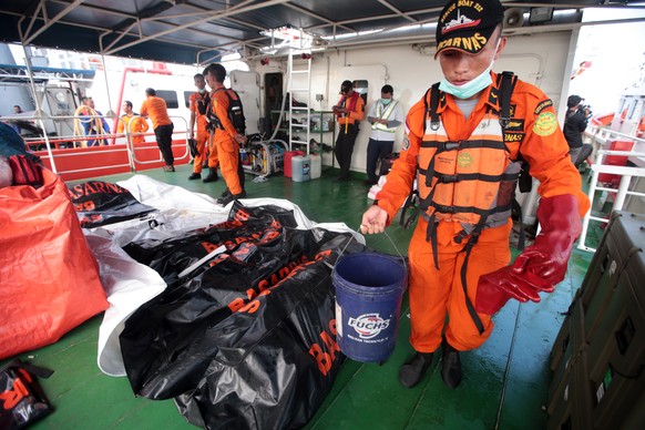 epaselect epa07133190 Indonesian rescue team operate during the recovery mission for the crashed Lion Air flight JT-610 plane at Tanjung Pakis Sea, West Java, Indonesia, 31 October 2018. According to  ...