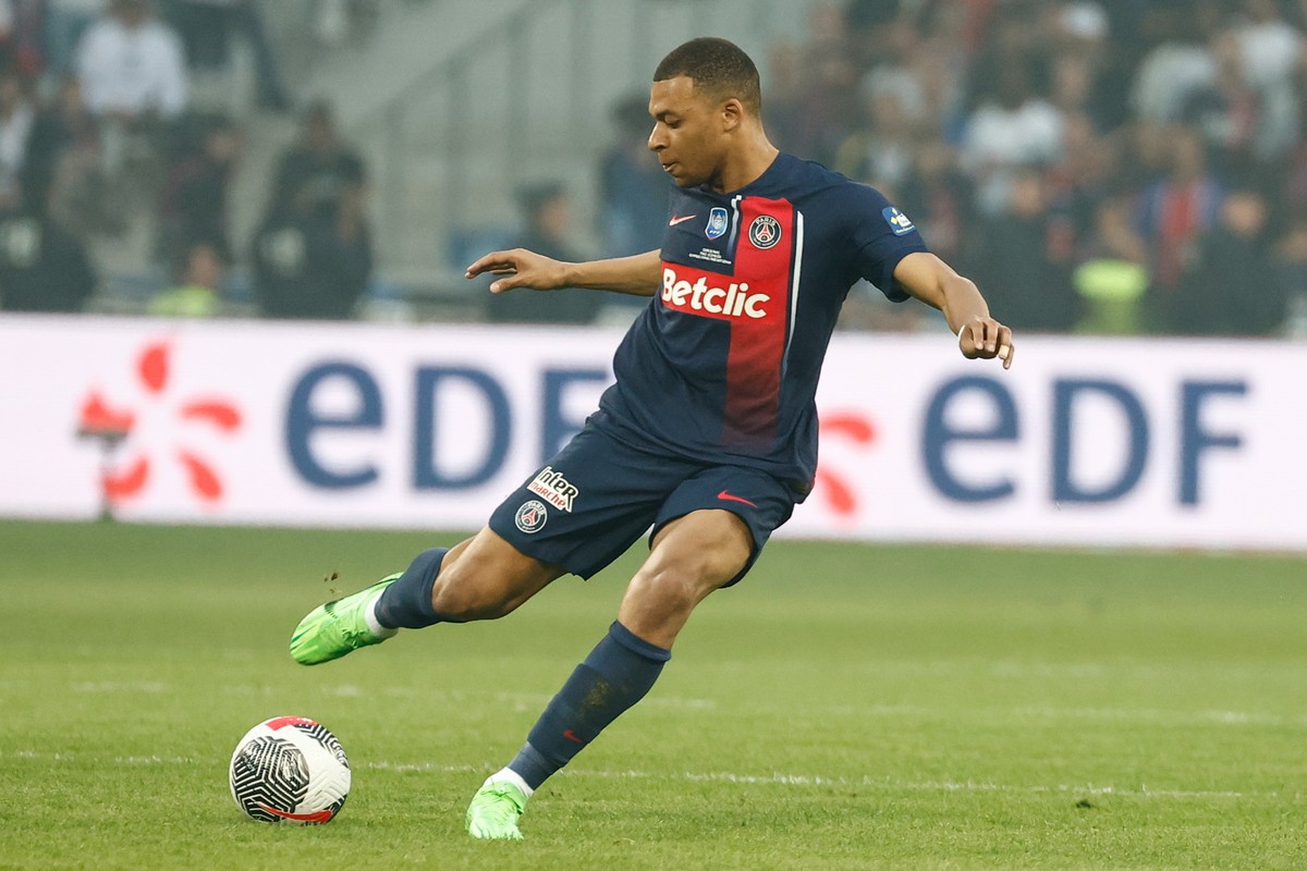 epa11369894 Kylian Mbappe of PSG in action during the Coupe de France Final match between Olympique Lyon and Paris Saint Germain in Lille, France, 25 May 2024. EPA/MOHAMMED BADRA