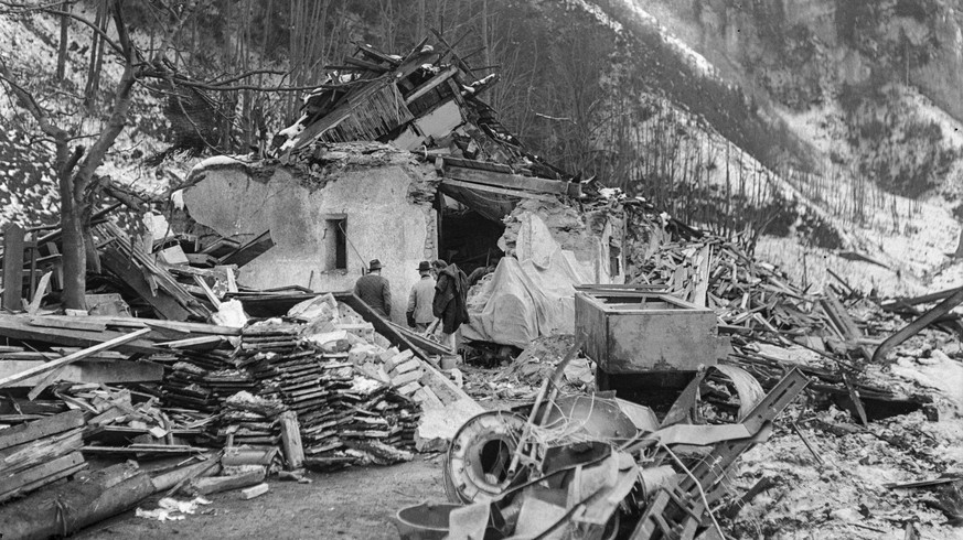 ARCHIVBILD ZUR HEUTIGEN MEDIENKONFERENZ UEBER DAS EHEMALIGE MUNITIONSLAGER MITHOLZ, AM DONNERSTAG, 28. JUNI 2018 - Helfer durchsuchen ein durch die Explosion komplett zerstoertes Gebaeude in Mitholz i ...