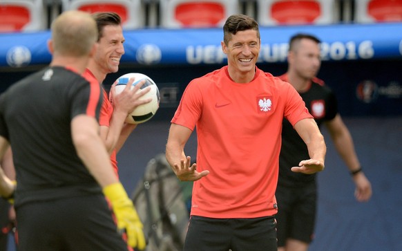 Robert Lewandowski hat sichtlich Spass während der Vorbereitung mit dem polnischen Team.