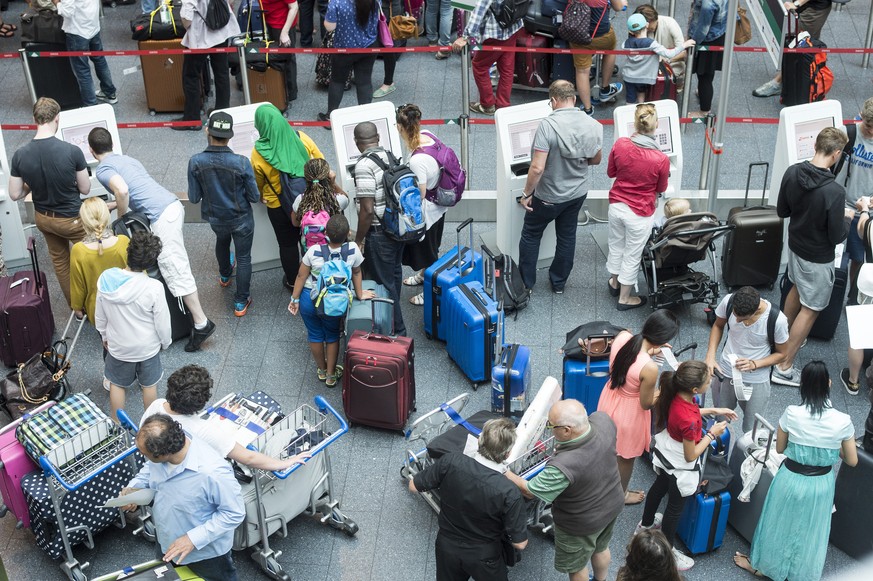 Langen Schlangen vor dem Sicherheitscheck im Flughafen sind zu einem Problem geworden.