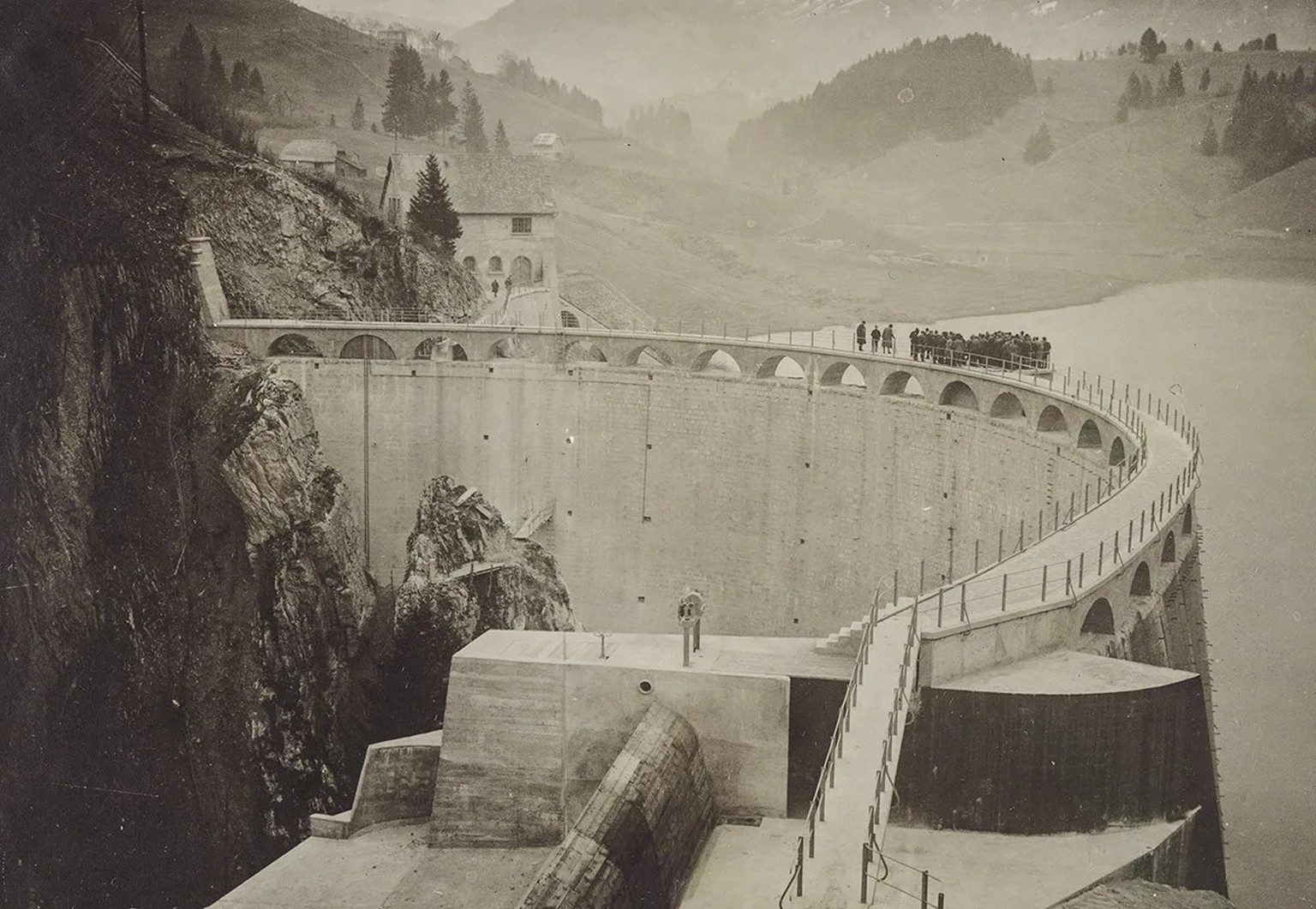 Der Stausee von Montsalvens (FR) wurde zwischen 1919 und 1920 eingestaut. Die Bogenstaumauer war von Heinrich Eduard Gruner erbaut worden und die erste ihrer Art in Europa.
https://ba.e-pics.ethz.ch/# ...