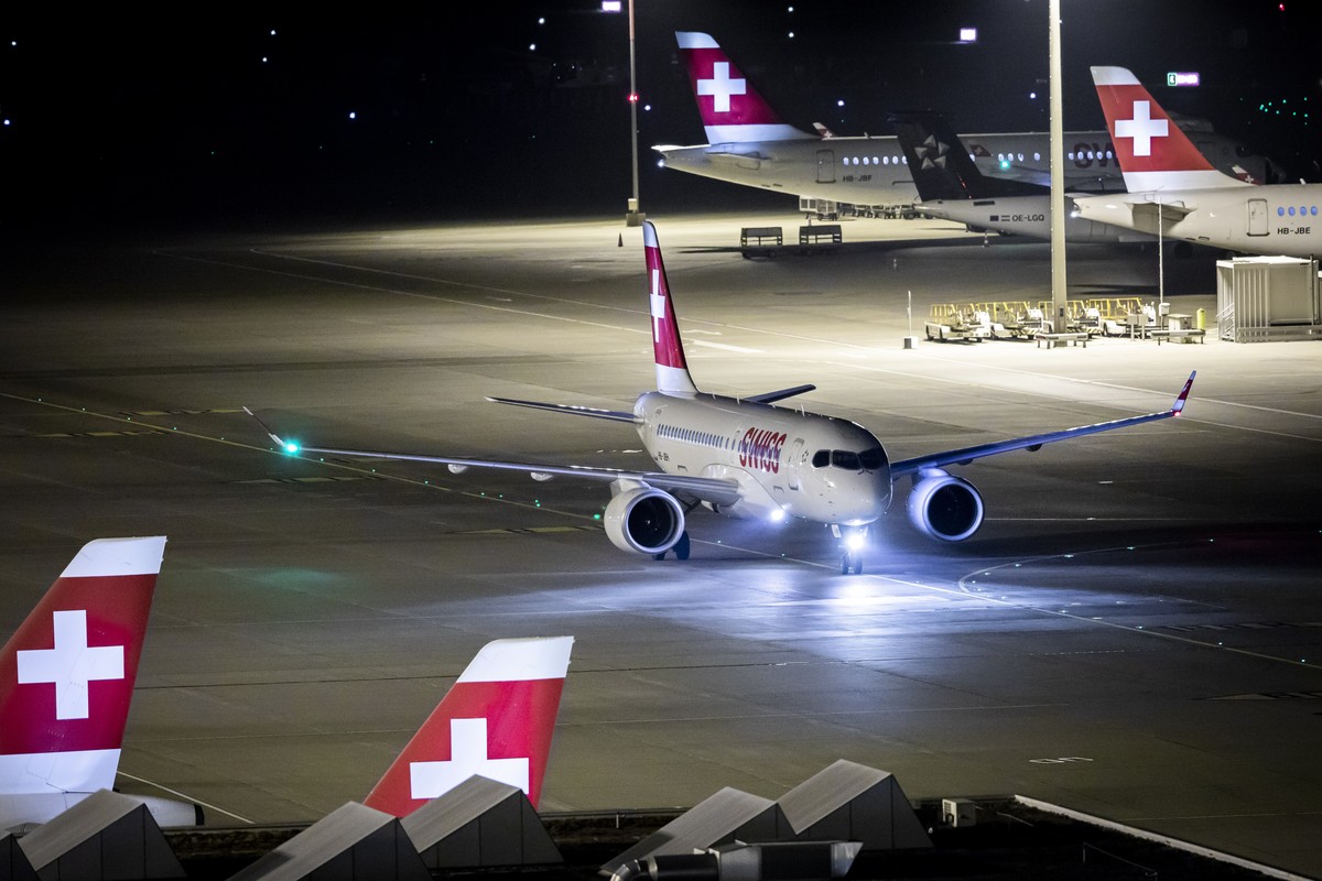 ARCHIVBILD ZUR REDUKTION DER KAPAZITAETEN DER SWISS IM MAERZ UND APRIL UM BIS ZU 50 PROZENT, AM FREITAG, 6. MAERZ 2020 - Ein Airbus A220-100 der Swiss rollt am Flughafen Zuerich am Sonntag, den 16. Se ...