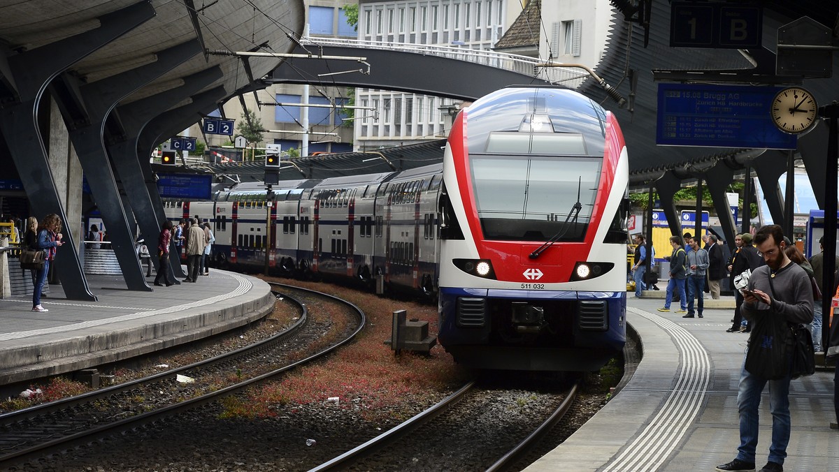 ZUR HEUTIGEN MEDIENKONFERENZ DER SBB UEBER DIE ZIELVEREINBARUNGEN 2016-2021 FUER DIE ZUERCHER S-BAHN, STELLEN WIR IHNEN AM DIENSTAG, 13. SEPTEMBER 2016, FOLGENDES ARCHIVBILD ZUR VERFUEGUNG - Ein Zug f ...