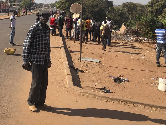 epa09721447 Several shots were heard near the Guinea-Bissau government palace at 15:00 on 01 February, and the military has set up a security perimeter around the area and is not allowing civilians to ...