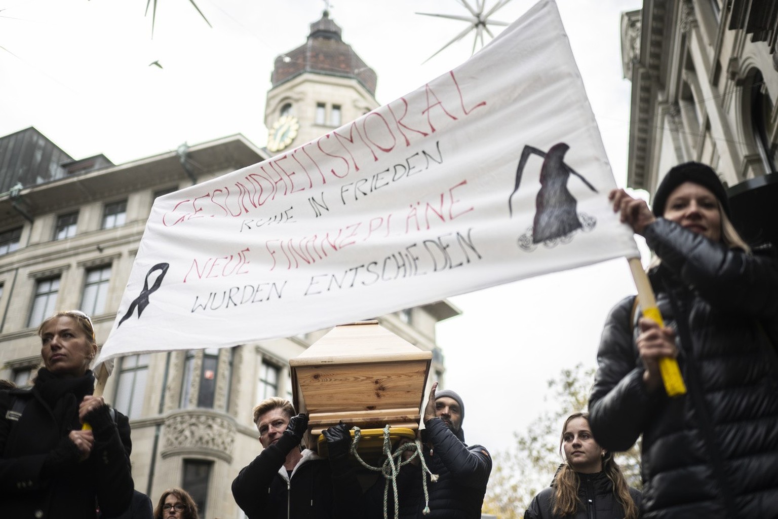 Demonstration des St. Galler Spitalpersonal gegen die geplanten Entlassungen, am Samstag, 11. November 2023, in St. Gallen. An den Spitaelern des Kantons werden aus Spargruenden 440 Mitarbeitende entl ...