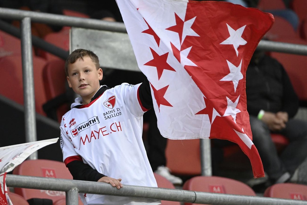 Und jeune fan avec un drapeau valaisan du dernier match de la saison de football de Super League entre le FC Sion et le FC Basel, ce vendredi 21 mai 2021 au stade de Tourbillon a Sion. (KEYSTONE/Aless ...