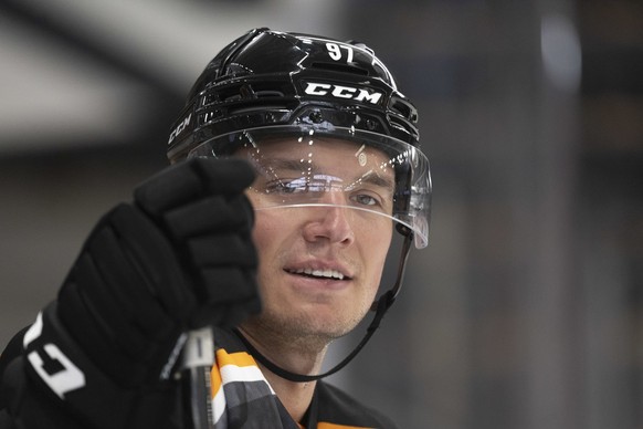 Luganos Spieler Calvin Thuerkauf bei der Mannschaftspraesentation und dem ersten offiziellen Eistraining des HC Lugano in der Saison 2023/24, am Samstag, 12. August 2023 in der Corner Arena in Lugano. ...