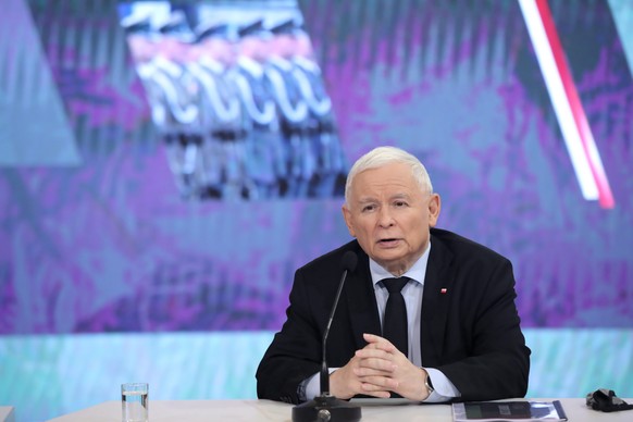epa09546869 Polish Deputy Prime Minister and leader of the Law and Justice (PiS) rulling party Jaroslaw Kaczynski attends a press conference in Warsaw, Poland, 26 October 2021. Poland plans to increas ...