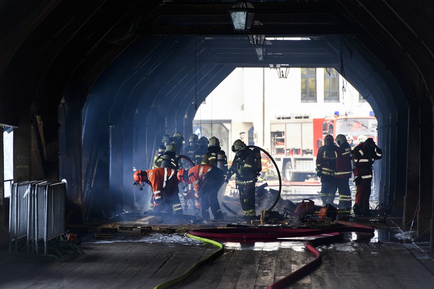 Das Feuer auf der historischen Holzbruecke von Olten wird von Feuerwehrmaennern geloescht, am Mittwoch, 28. Maerz 2018, in Olten. Die alte Holzbruecke fuehrt ueber die Aare und verbindet fuer die Fuss ...