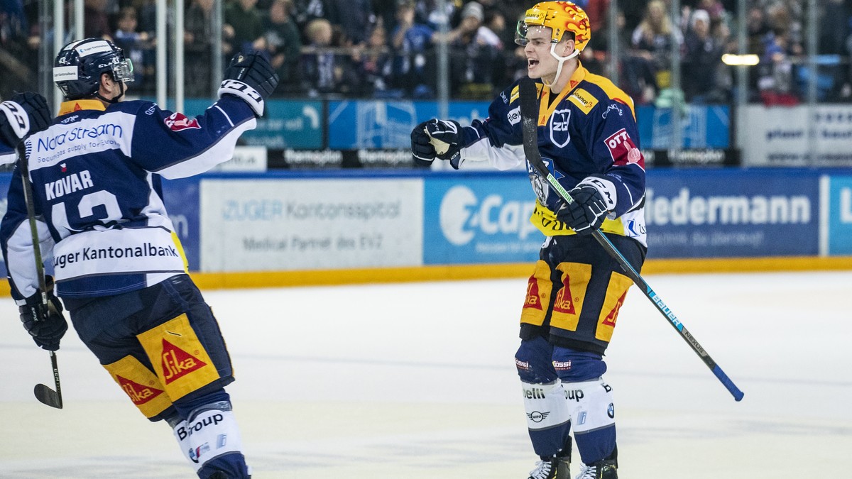 Jubel bei Zugs Jan Kovar und Zugs Gregory Hofmann, von links, nach dem Tor zum 2-2 beim Eishockey Meisterschaftsspiel der National League zwischen dem EV Zug und dem HC Davos, am Freitag, 15. November ...