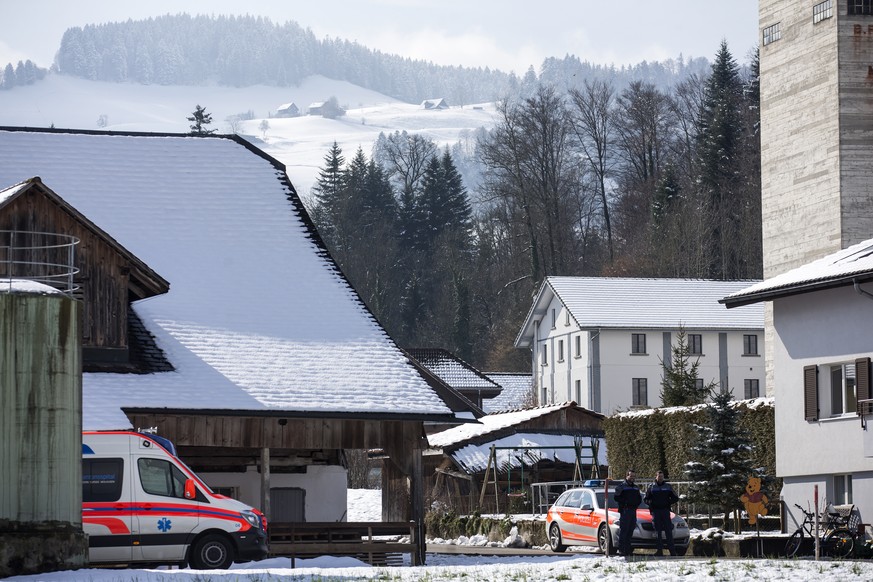 Die Luzerner Polizei riegelt am 9. März das Wohngebiet in Malters ab.