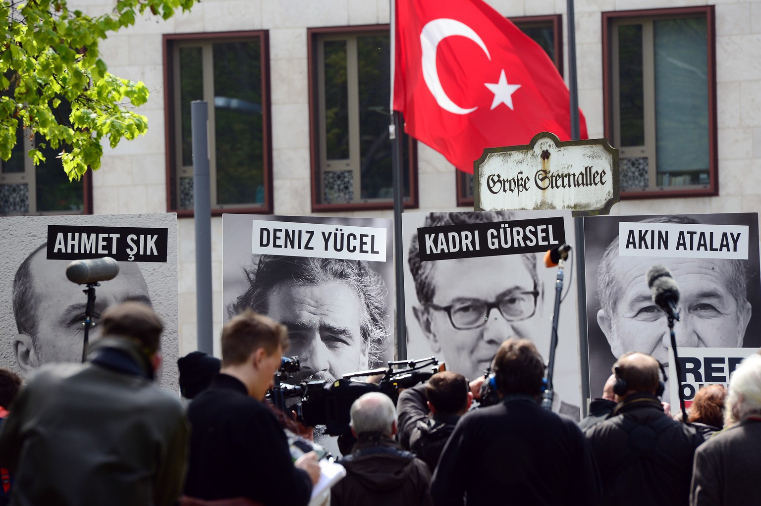 Demonstranten protestieren am 03.05.2017 in Berlin vor der Botschaft der Tuerkei bei einer Aktion von Amnesty International und Reporter ohne Grenzen fuer Presse- und Meinungsfreiheit in der Tuerkei.  ...