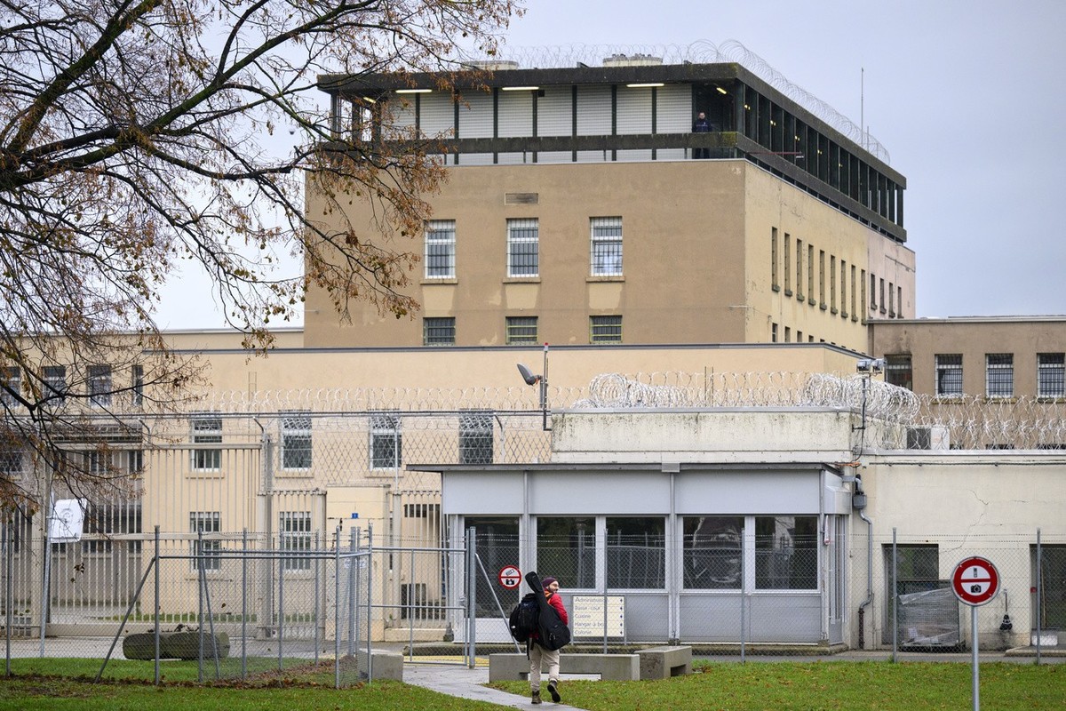 L'activiste du climat et cofondateur de Renovate Switzerland Nicolas Presti arrive a la prison pour purger sa peine de 2 mois lors d'une marche de solidarite et entoure de sympathisants ce m ...