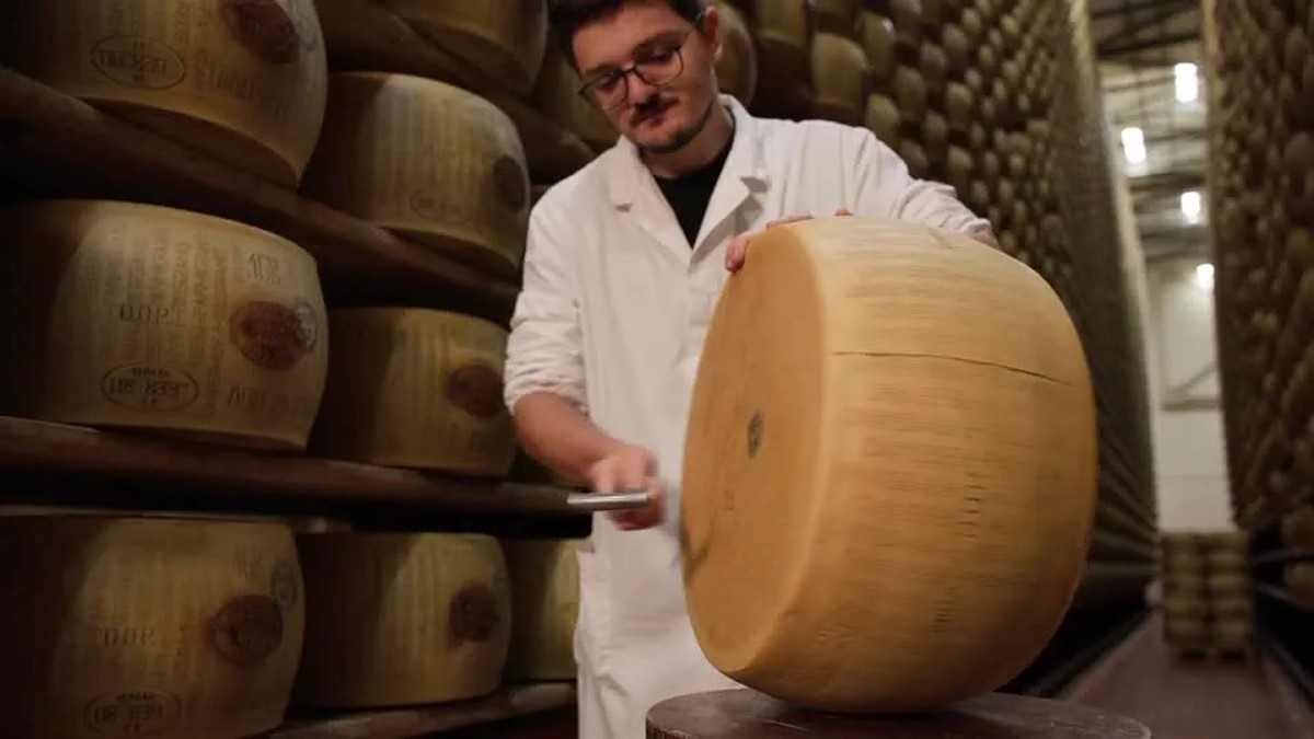 La qualité d'un parmesan est vérifiée en le tapotant. (Photo d'archive)