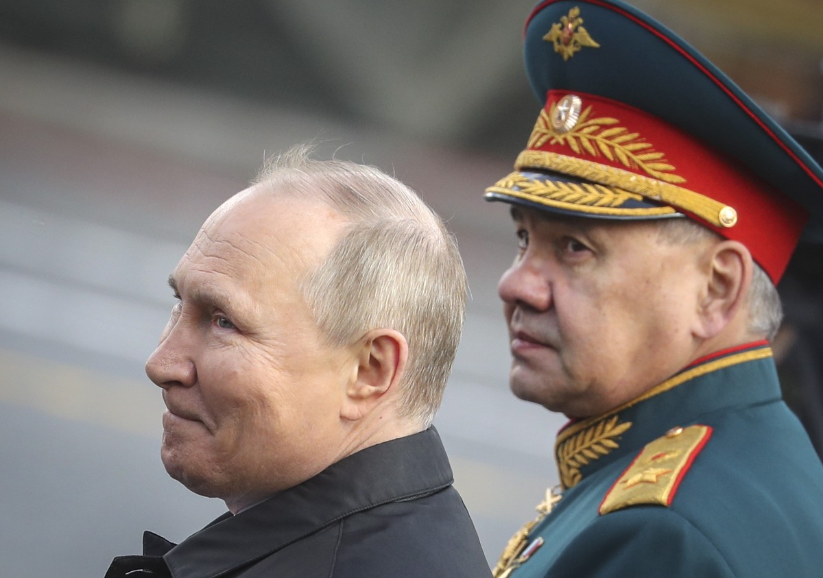 epaselect epa09935474 Russian President Vladimir Putin (L) speaks with Russian Defense Minister Sergei Shoigu as they attend the Victory Day military parade on the Red Square in Moscow, Russia, 09 May ...