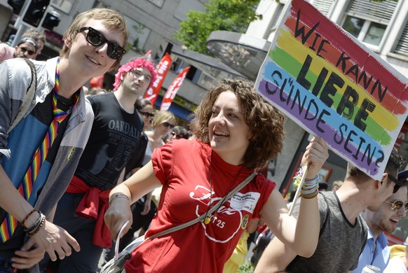 Teilnehmer an der Zurich Pride Demonstration in der Zuercher Innenstadt am Samstag, 14. Juni 2014. Die Demonstration der Zurich Pride ist die politische Manifestation der LGBT-Community &amp; Friends  ...