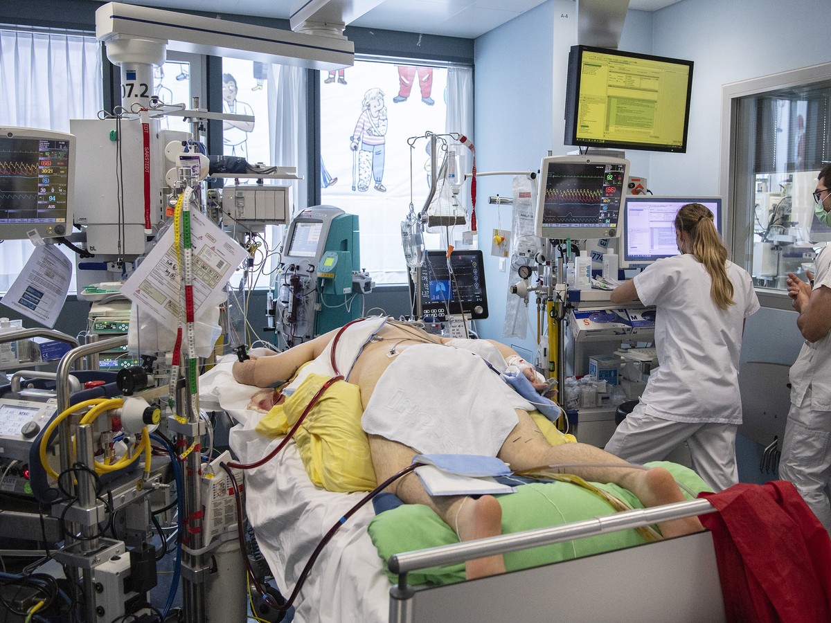 Pflegepersonal im Universitaetspital der Insel Gruppe kuemmern sich auf der Intensivstation um einen Covid Patienten , am Mittwoch, 16. Dezember 2020, in Bern. (KEYSTONE/Peter Schneider)