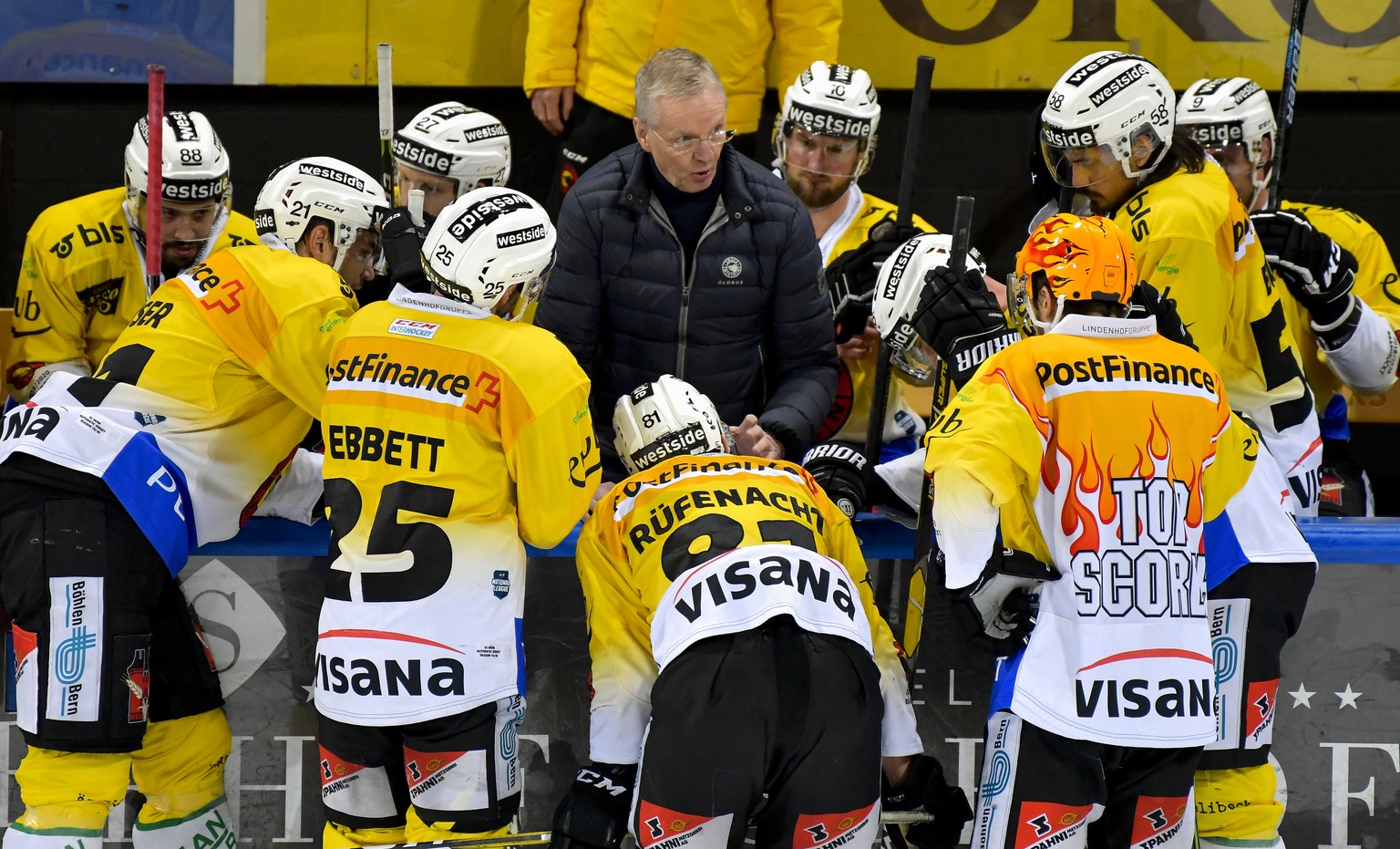 Der Berner Head Coach Kari Jalonen, Mitte, gibt waehrend einem Time Out Anweisungen, beim Eishockey-Qualifikationsspiel der National League zwischen dem HC Davos und dem SC Bern, am Sonntag, 26. Janua ...